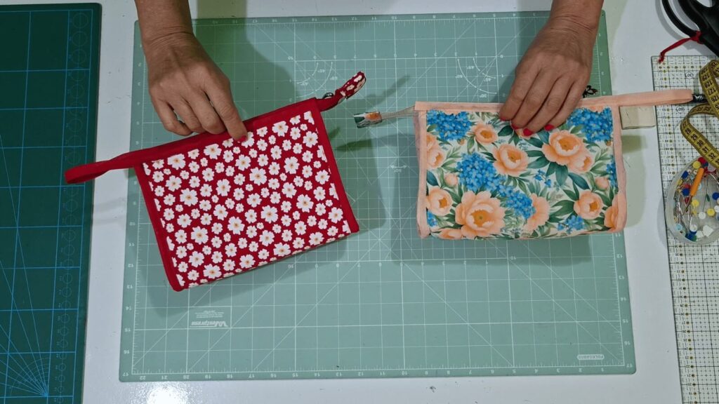 Necessaire Diferenciada com Viés nas Laterais: Aprenda uma Técnica Fácil e com Acabamento Profissional Necessaire Diferenciada com Viés nas Laterais: Aprenda uma Técnica Fácil e com Acabamento Profissional